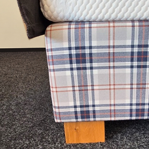 Postel BOXSPRING – detail potahu a nohy